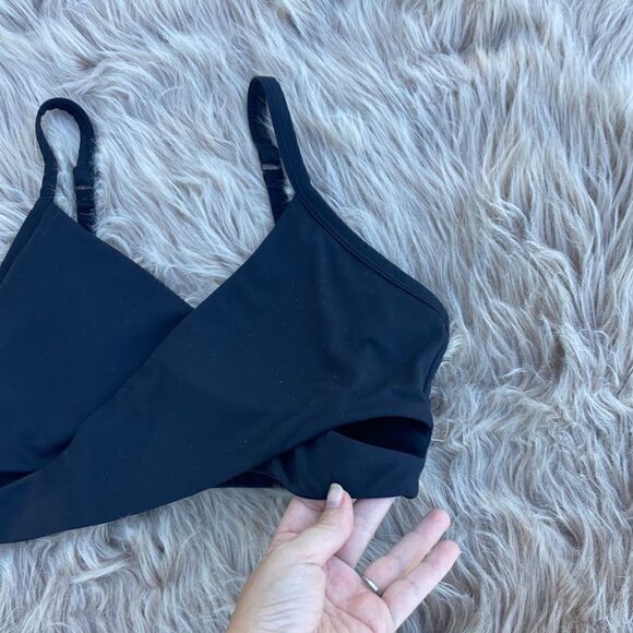 Fabletics Low Impact Criss-cross Cutout Front Bra - Picture 4 of 6